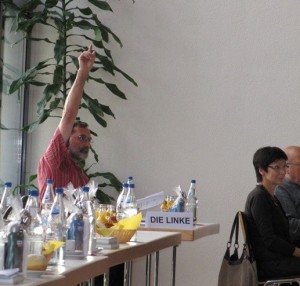Kreisrat Johannes Müllerschön bei der Abstimmung über seinen Ergänzungsantrag. Foto: Volker Bohn
