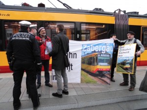 Kreisrat Müllerschön erläutert den versammlungsrechtlichen Unterschied, zwischen unangemeldetem Infostand und einem Begrüßungskomitee für die Stadtbahn Nord.